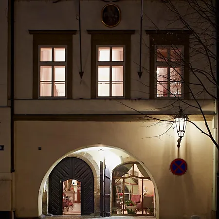 Almandine Lägenhetshotell