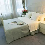 Almandine شقة فندقية براغ