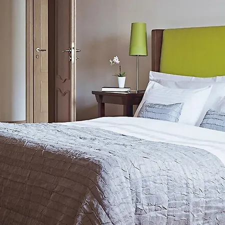 Almandine Apartahotel Praga
