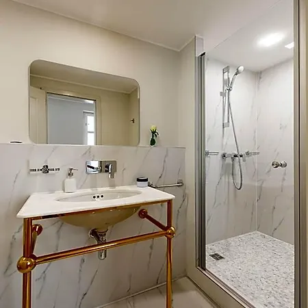 Almandine Apartahotel Praga