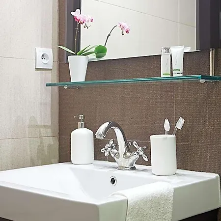 Almandine Apartahotel