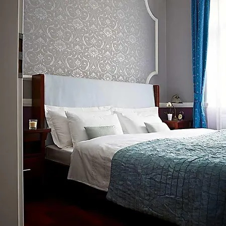 Almandine Apartahotel 4*