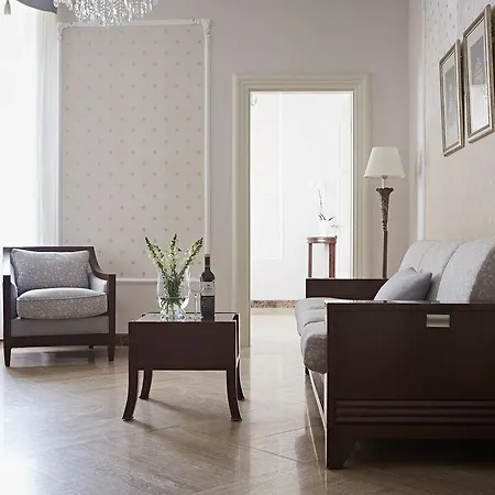 Almandine Apartahotel Praga