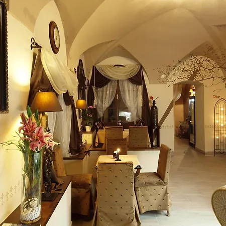 Almandine Apartahotel