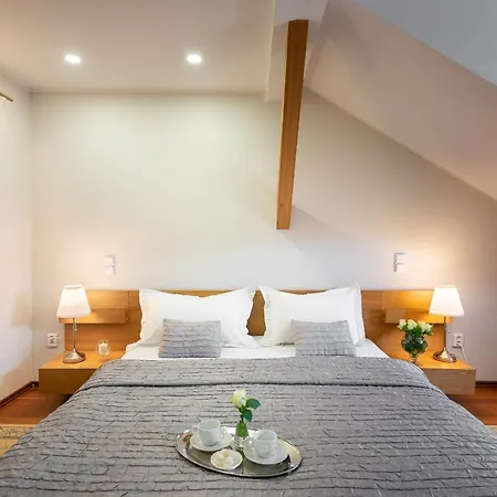 Almandine Apartahotel