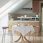 Almandine Apart Otel Prag
